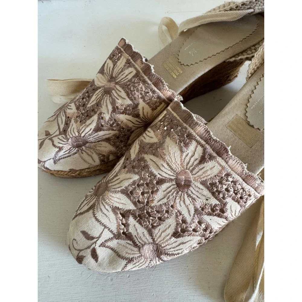 Miz Mooz floral embroidered espadrilles size 38 (7.5-8)‎